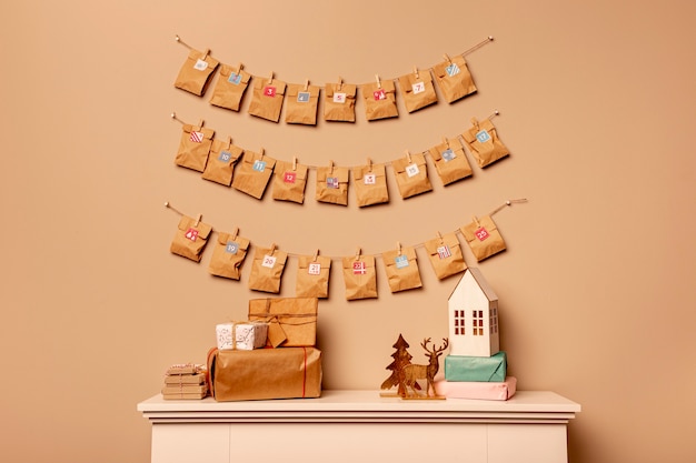 Calendrier de l'Avent composé d'enveloppes en papier fixées au mur