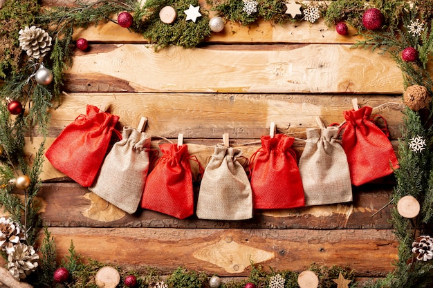 Calendrier de l'Avent fait maison avec des pochettes en tissu rouge et blanc numérotées